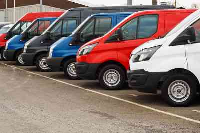 Verkauf gebrauchter Lieferwagen - © stocksolutions - stock.adobe.com