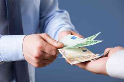 Geschäftsmann zählt Euro-Banknoten - © zest_marina - stock.adobe.com
